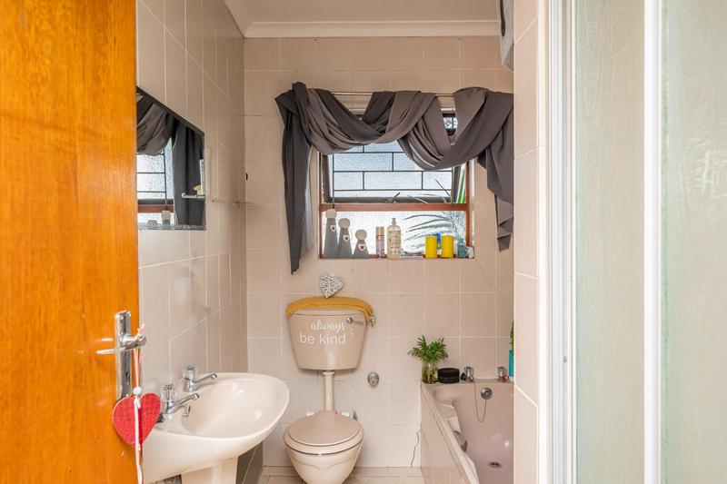 5 Bedroom Property for Sale in Morgenster Heights Western Cape